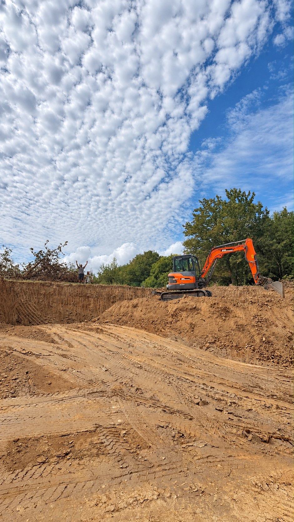 Excavadora y terreno durante el movimiento de tierras; fotografía retocada