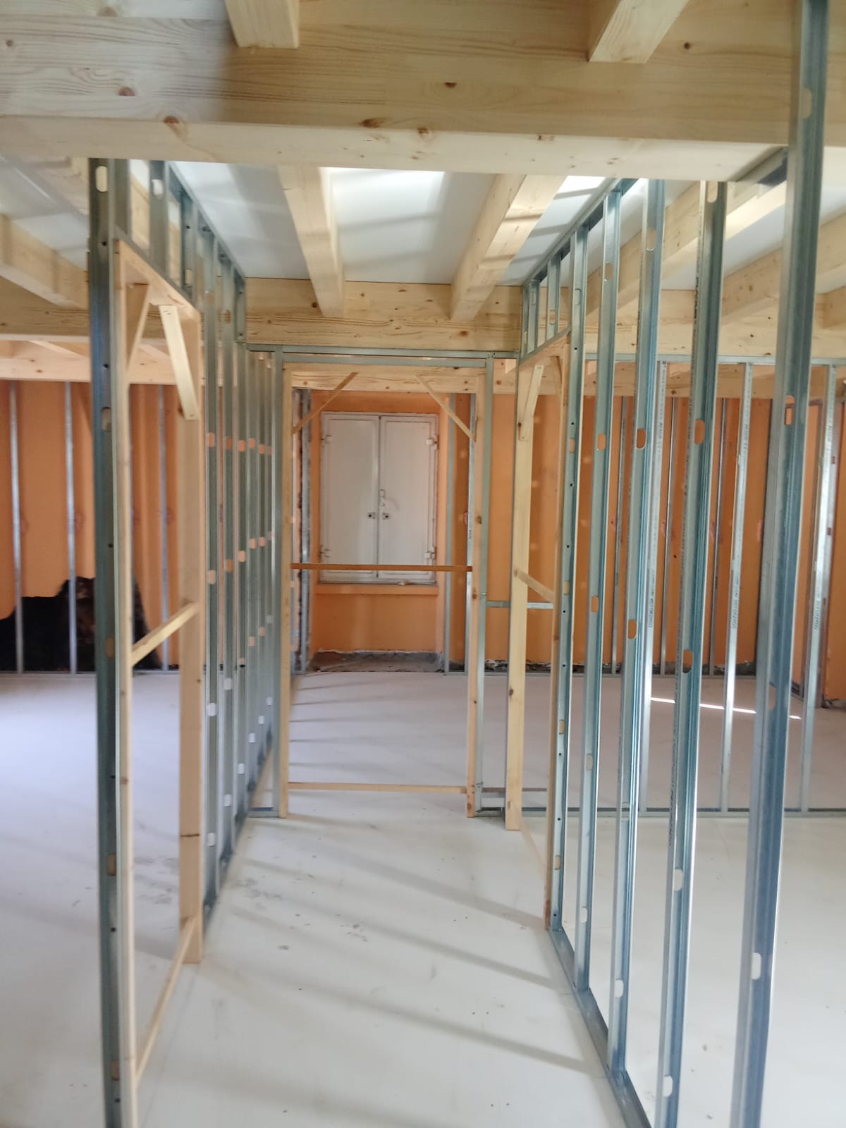 Estructura de madera y perfilería de particiones durante la reforma
