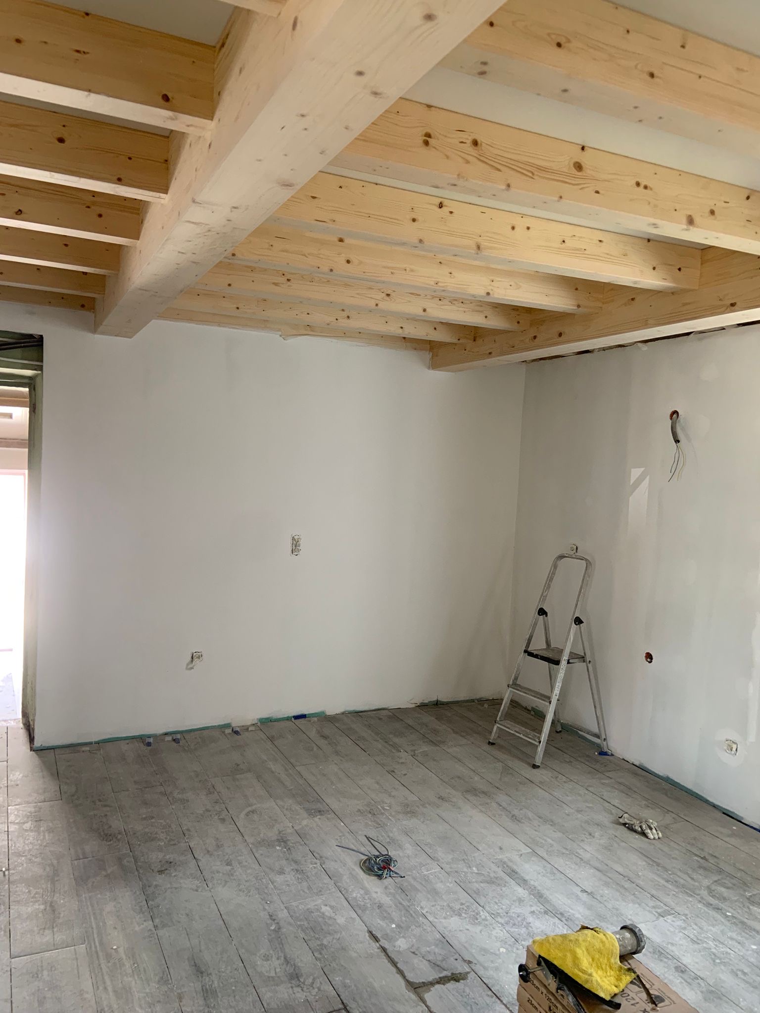Reforma integral con estructura de madera vista, fotografiada durante la obra de AUXUA