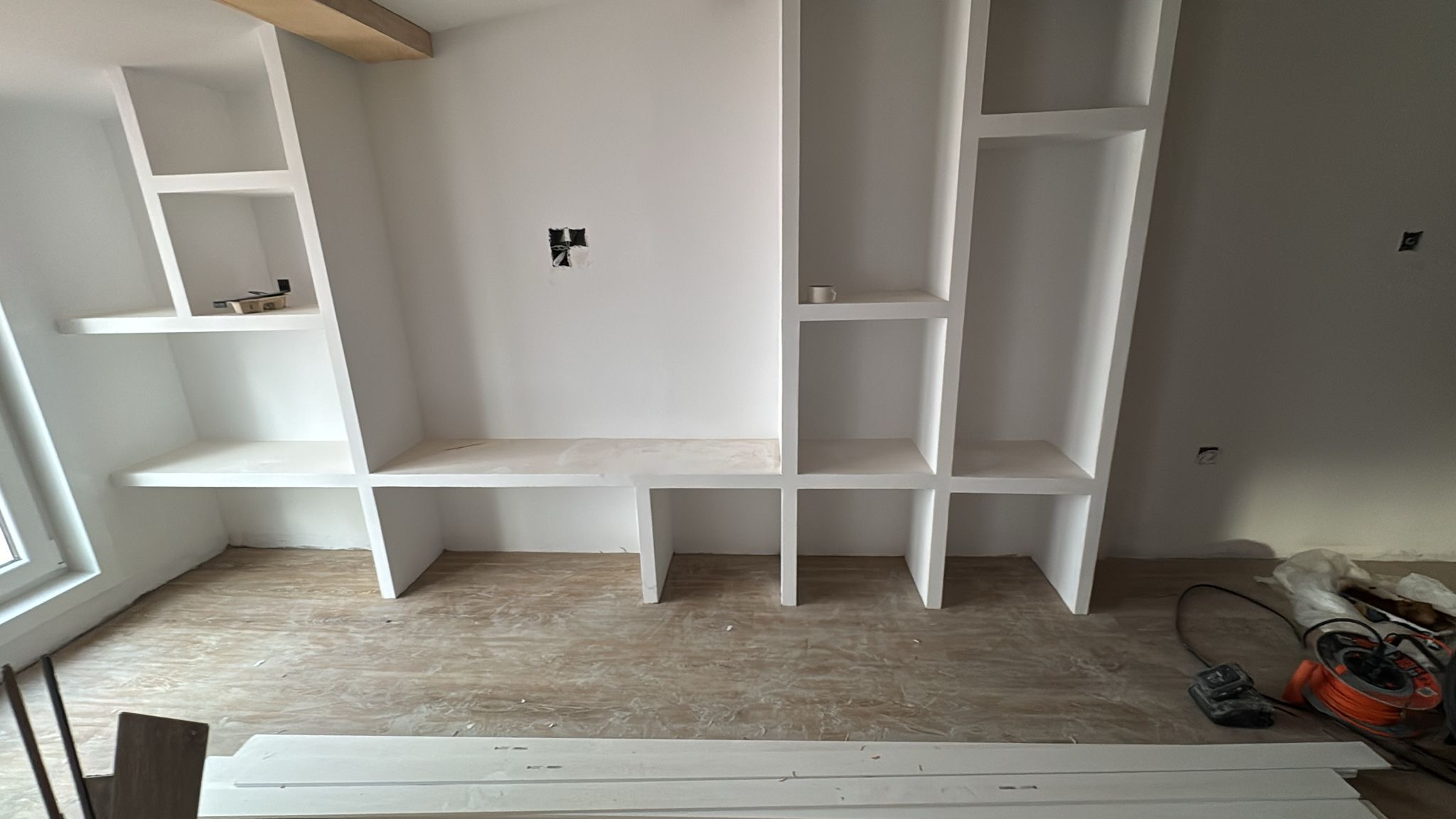 Estantería de obra a medida durante los trabajos de acabado