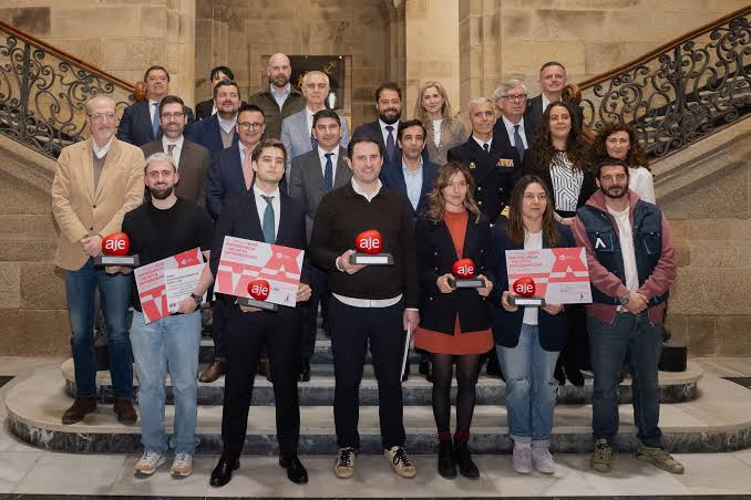 Participantes y premiados en la gala de AJE Galicia