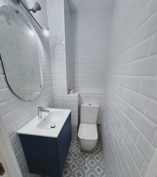 Reforma de baño con azulejo blanco · AUXUA