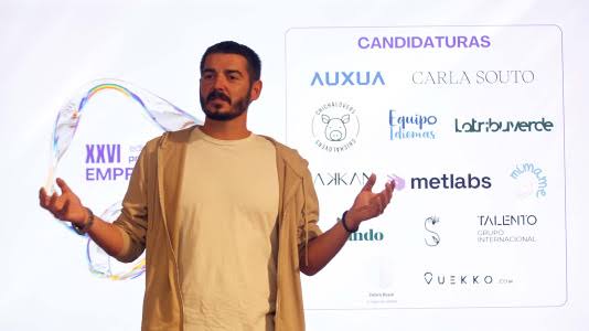 Germán Herretes presentando la candidatura de AUXUA al Premio Emprende 2025