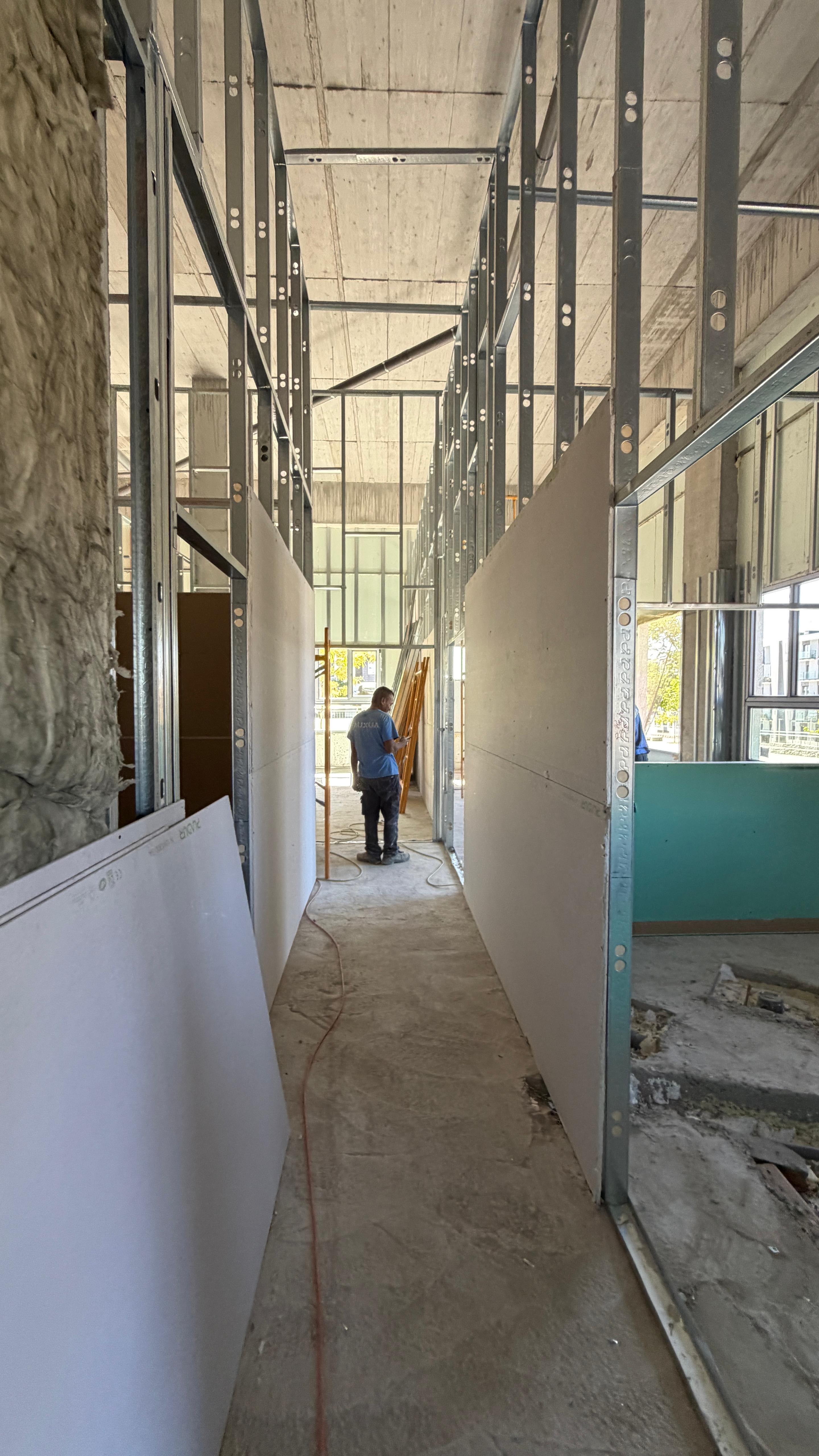 Construcción de divisiones interiores en la escuela infantil Cores