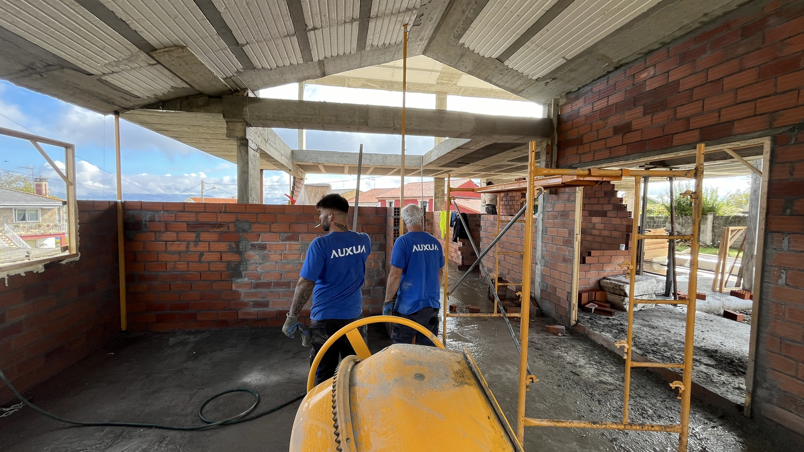 Dos profesionales de AUXUA trabajando en una obra
