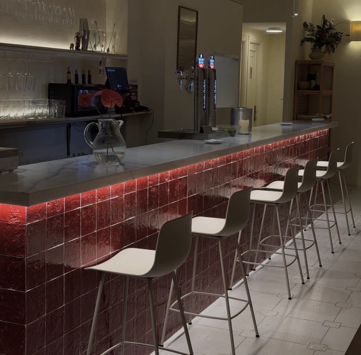 Interior de Bar Picoteo tras la reforma