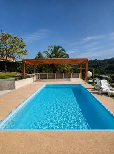 Piscina y exteriores de un proyecto de AUXUA y Xardinea