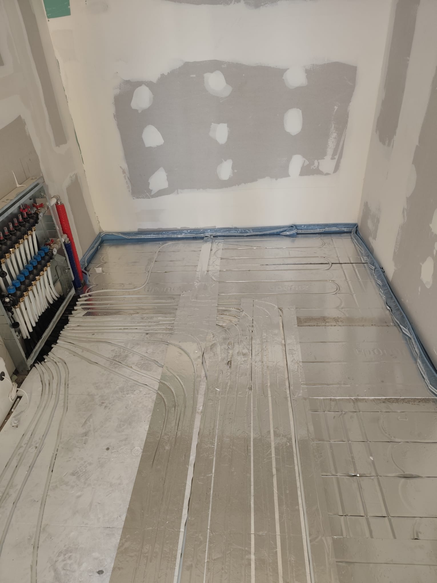 Instalación de suelo radiante con circuitos y colector